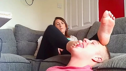 Amateur Girlfriend Inserts Her Feet And Toes In Her Boyfriends Mouth