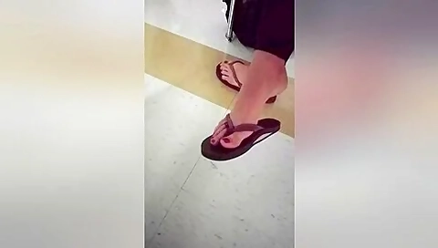 Amateur Lady Didnt Notice I Filmed Her Sexy Feet In Flip Flops