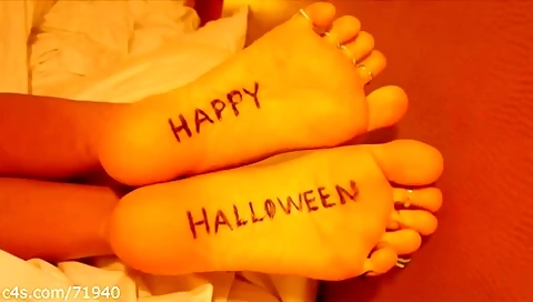 Molly Rocks Cheesy Halloween Toerings