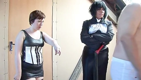 3 Dommes - Hardcore Whipping Session