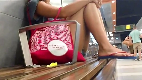 Hot Girl Candid Bare Legs And Hot Feet (faceshot)