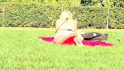 Milf Sunbathing Her Sexy Candid Feet (faceshot)