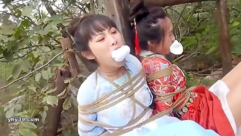 Chinese Bondage Female Catching Head