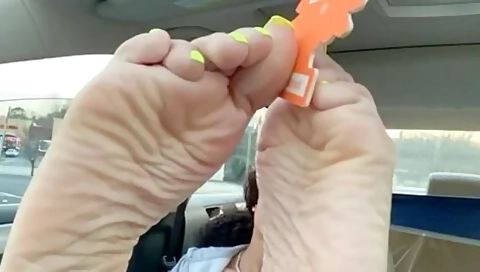 Lovely Ebony Stunner Flaunting Her Pretty Feet With Yellow Toe Nails In The Car